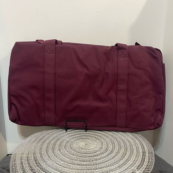 Vera Bradley Disney Duffel Bag Medium in Flirty Mickey and Minnie on Maroon NWT - Picture 6 of 9